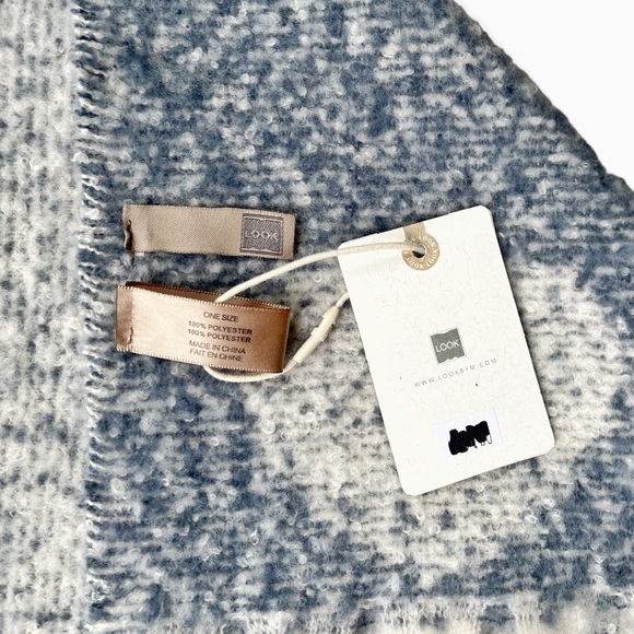 Gorgeous NWT LOOK Reversible Blue / White Hearts Scarf, OS - Picture 3 of 11